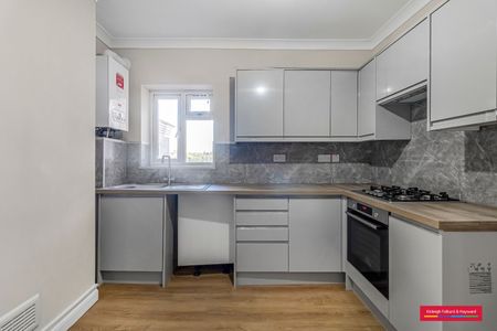 New River Crescent, London, N13 - Photo 3