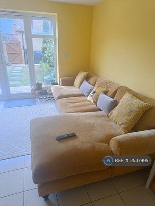 1 bedroom in a house share to rent - Photo 1