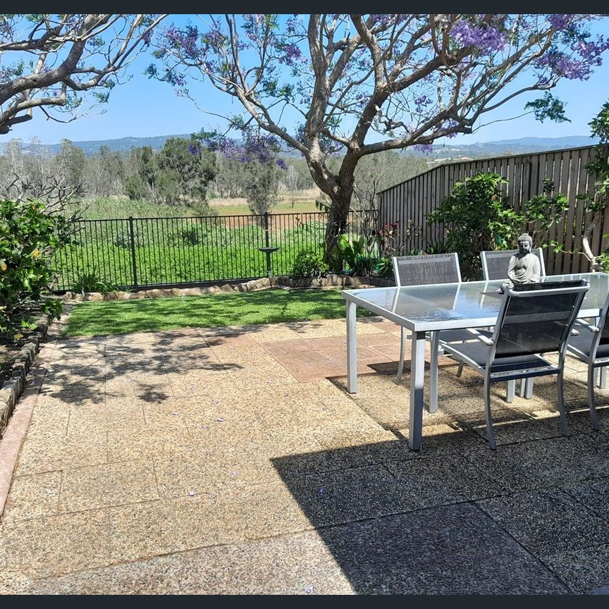 Beautifully presented townhouse in quiet up-market gated community of The Avenues on Palm Meadows Drive, Carrara. - Photo 1