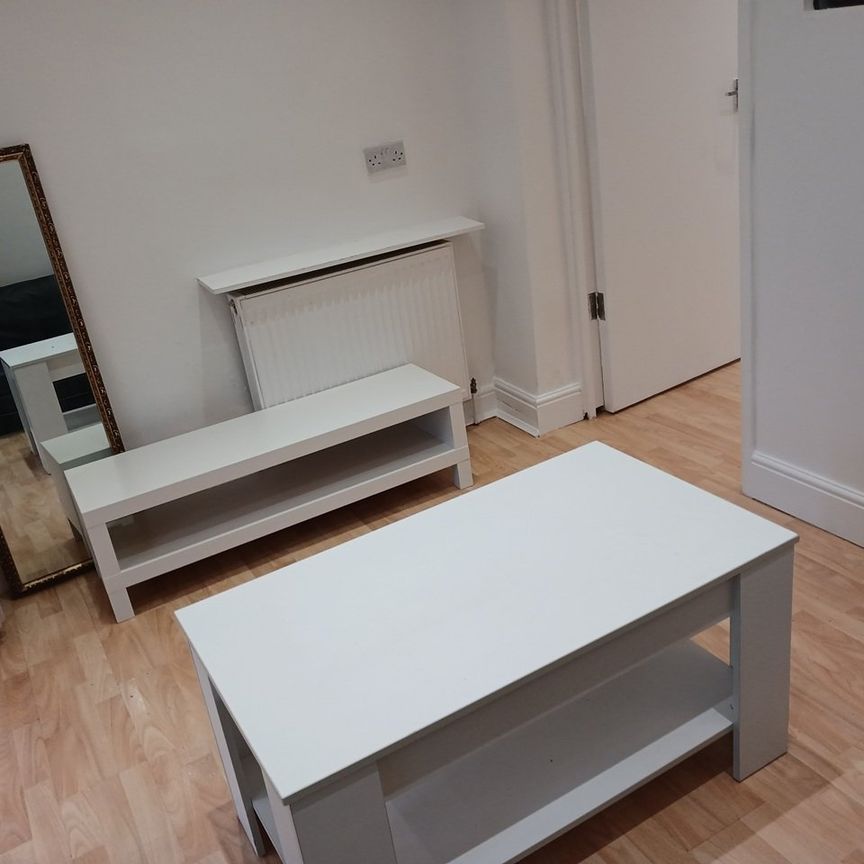 1 Bed Flat, St. Johns Road, NW11 - Photo 1