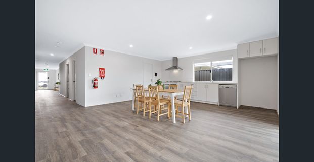 🌊 Modern Co-Living with Private Ensuite & Kitchenette - Photo 1