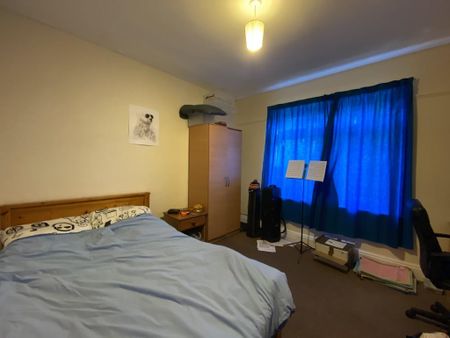 6 bedroom semi-detached house to rent - Photo 2