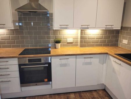 2 bedroom flat to rent - Photo 2