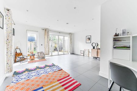 5 bedroom end of terrace house to rent - Photo 5