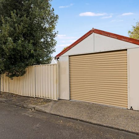 Family House with Timber Flooring on A Quiet Street for rent - Photo 3