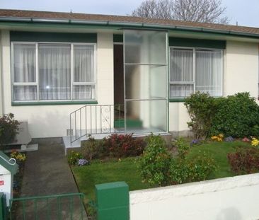 2 BEDROOM SUNNY UNIT, SINGLE GARAGE, HEAT PUMP - Photo 1