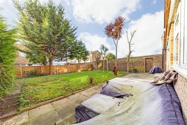 Southbourne Gardens, SE12, London - Photo 1