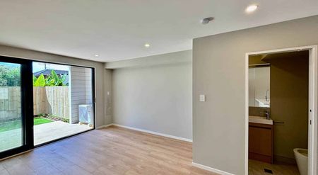 BRAND NEW 3 BEDROOM in Glen Eden! - Photo 2