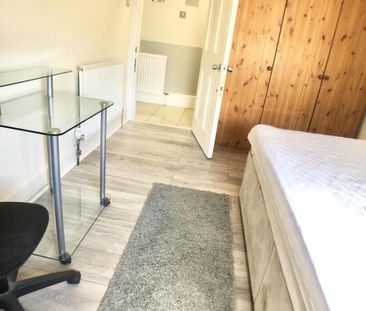 4 bedroom flat to rent - Photo 5