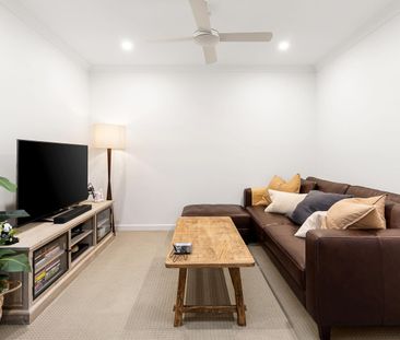Premium Townhouse Living with Private Garden Courtyard - Photo 2