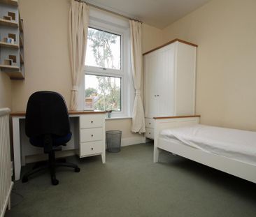 4 bedroom end of terrace house to rent - Photo 2