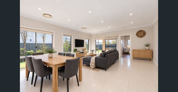Stunning Family Home Offering Luxury, Space & Modern Comfort! - Photo 1
