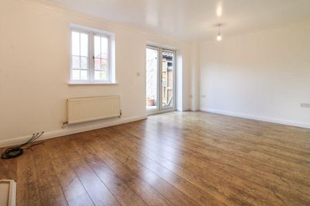 4 bedroom semi-detached house to rent - Photo 3