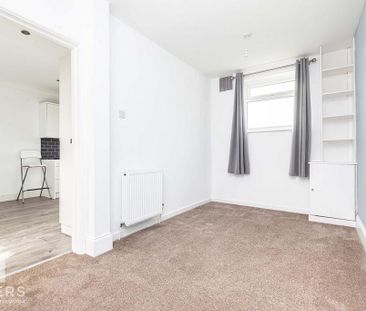 3 bedroom apartment to rent - Photo 2