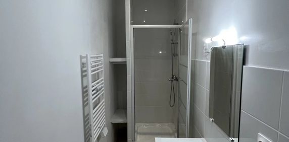 Location Appartement 2 pièces 42m² MARSEILLE 3ème - Photo 2