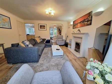 4 bedroom detached house to rent - Photo 2