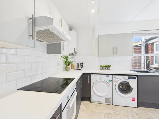 4 bedroom flat to rent - Photo 1