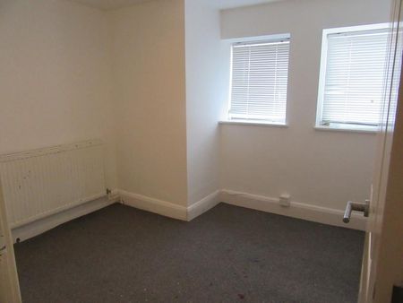 3 bedroom flat to rent - Photo 2