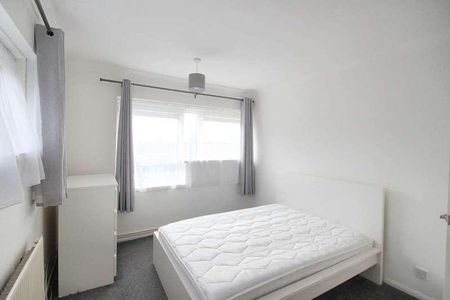 Beechwood Drive, Woodford Green, IG8 - Photo 3