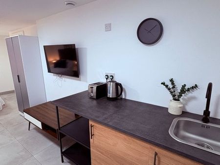 Flat 2, 21 Silver Street - Photo 2