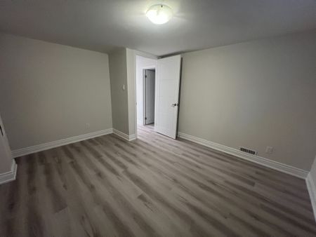 For Lease - 98 Thornton Avenue, Bradford West Gwillimbury, Ontario - Photo 2