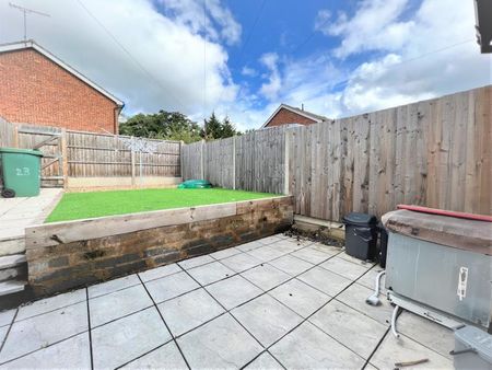 Wey Close, Camberley - 3 bedrooms Property for lettings - Seymours - Photo 2