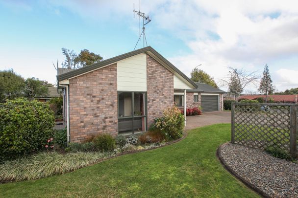 Sunny Brick Home - Flagstaff - Photo 1