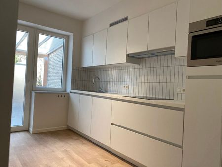 Prachtig volledig gerenoveerd duplex appartement met terras, ideaal gelegen op 50m van de Duitse school en op 500m van tramhalte (Tram 39). - Photo 5