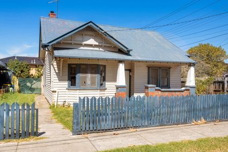 Charming 3-Bedroom Home in Prime West Footscray Location – Off-Street Parking Included - Photo 5