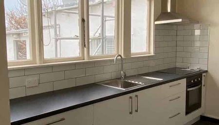 1 Bedroom renovated apartment right in town - Photo 2