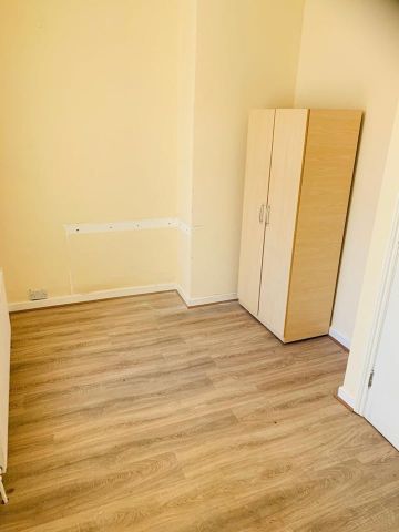 3 Bed Terraced House, Ukraine Road, M7 - Photo 2