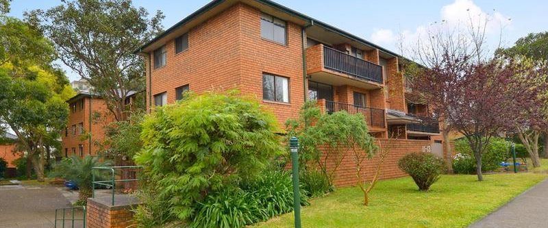 Spacious 2 bedroom unit in great location - Photo 1