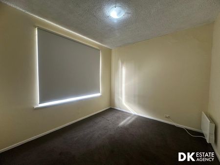 Cozy 2 Bedroom Flat with Premium Location - Photo 3