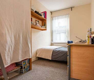 Featuring two stunning designer shower rooms - Photo 6