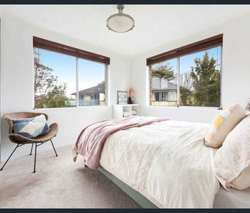 Sunny Beachside Apartment - Photo 2