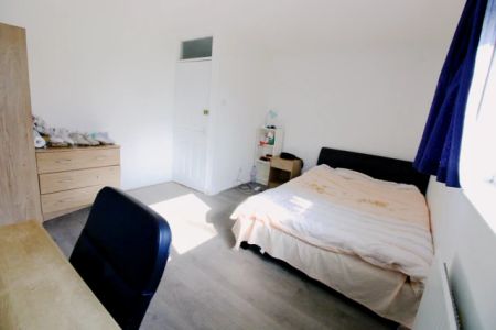 3 Bed / 1 Bath - Photo 3