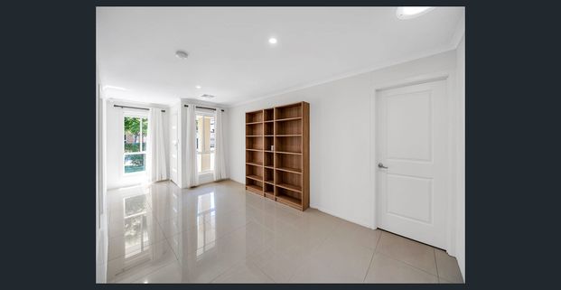 Spacious 4-Bedroom House with Solar Panels & Battery Inverter - Photo 1