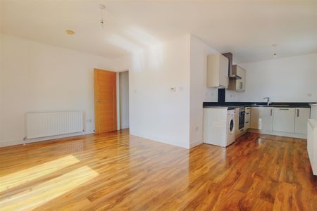 1 Bedroom Flat / Apartment to let - Photo 5