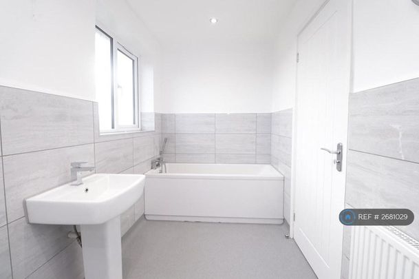 3 bedroom semi-detached house to rent - Photo 1