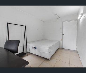 Charming Studio in Vibrant Toowong! - Photo 1