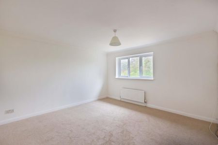 5 bedroom detached house to rent - Photo 2