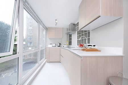 Stunning three bedroom apartment in portererd block, London - Photo 4