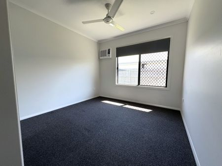 MODERN LIVING IN MOUNT LOW - 4 BEDROOMS + MEDIA ROOM - Photo 5