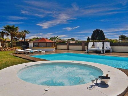 Luxury Villa for rent in Marbella, Andalusia - Photo 4