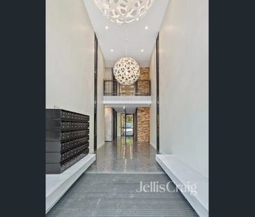 Superbly Crafted Spacious Apartment - Photo 5