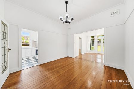 Beautiful Family Home ** Available Now ** - Photo 3