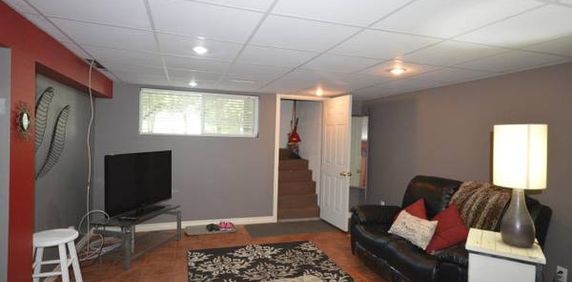 FANTASTIC 1-BEDROOM + DEN NEAR SHERWAY GARDENS - Photo 2