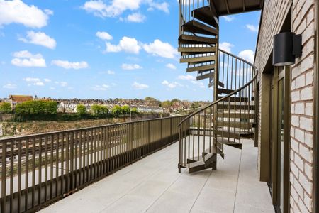 3 bedroom penthouse to rent - Photo 2