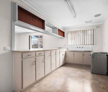UNIQUE OPPORTUNITY | CENTRAL LOCATION | STORAGE GALORE - Photo 5