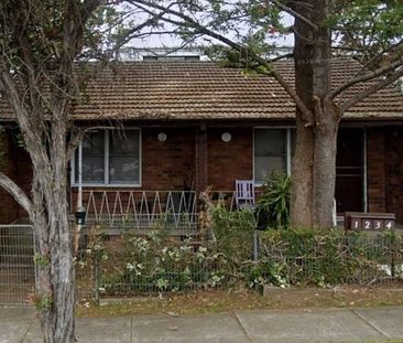 Tidy bedsitter, in an ideal location - Photo 1